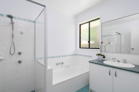 13 Orania Court, Rainbow Shores - Pool, Sleeps 8, Air Conditioning, Fire Pit - Foster Accommodation 1