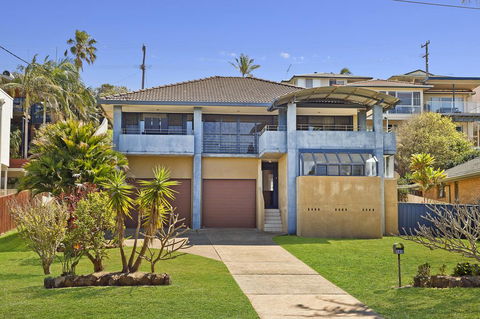 143 Matthew Flinders Drive, Port Macquarie - Foster Accommodation 1