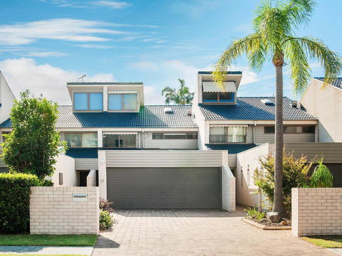 15 'The Moorings', 4 Cromarty Road - Stunning With Water Views & Pool - Foster Accommodation 0