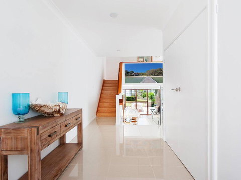 15 'The Moorings', 4 Cromarty Road - Stunning With Water Views & Pool - Foster Accommodation 1