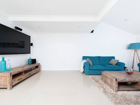 15 'The Moorings', 4 Cromarty Road - Stunning With Water Views & Pool - Foster Accommodation 3