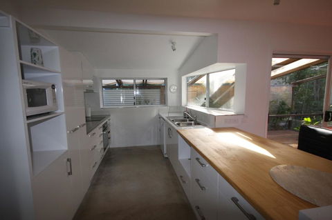15 Belle Court - Modern, Architect Designed, Open Plan Holiday Home With Outdoor Shower - Foster Accommodation 3