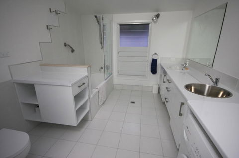 15 Belle Court - Modern, Architect Designed, Open Plan Holiday Home With Outdoor Shower - Foster Accommodation 2