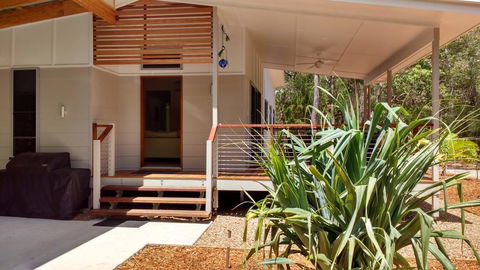15 Esprit Drive - Rainbow Shores, Gorgeous, Modern Beach House - Foster Accommodation 1