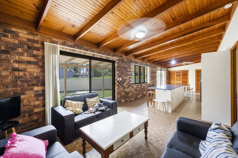 16 Young St - Foster Accommodation 0