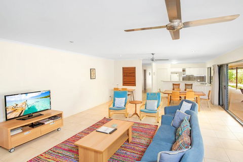 18 Naiad Court - Rainbow Shores, Modern Beach House, Walk To Beach - Foster Accommodation 2