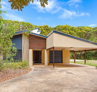 18 Naiad Court - Rainbow Shores Modern Beach House Walk to Beach - Foster Accommodation