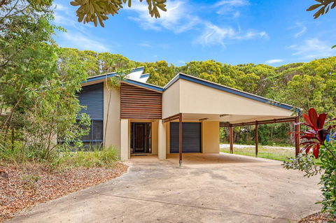 18 Naiad Court - Rainbow Shores, Modern Beach House, Walk To Beach - Foster Accommodation 0