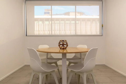 2 Bedroom Apartment Seconds From Valley - Foster Accommodation 2