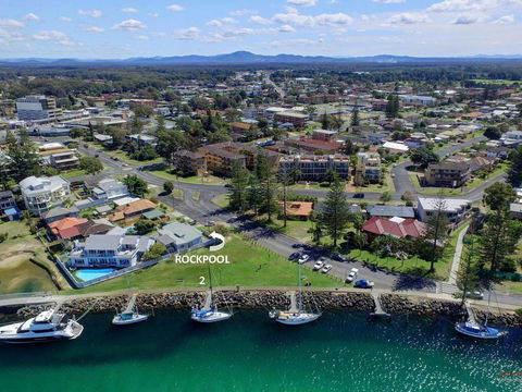 2 Rockpool Road - Foster Accommodation 0