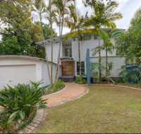 2 Satinwood Drive - Rainbow Shores Executive Level Beach House Pool Walk to Beach - Foster Accommodation