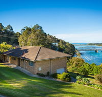 2 Water Crescent - Retro Haven - Foster Accommodation