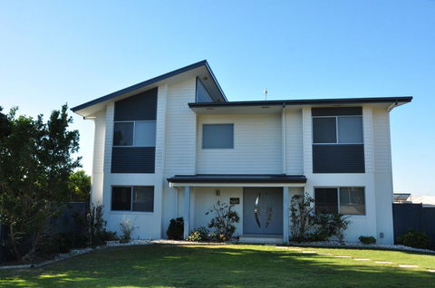21 Tingira Close - Family Home In A Quiet Street Enjoying Ocean Views - Foster Accommodation 0