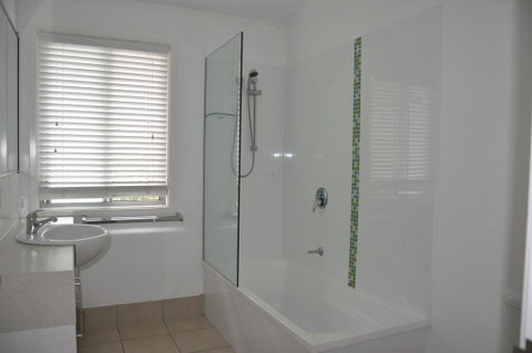 24 Esprit Drive - Beach Home With Open Plan Living And Walking Distance To Beach - Foster Accommodation 1