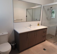 26 Satinwood Drive- Low set modern sleeps 8 - Foster Accommodation