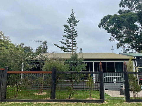 BLACK DUCK SHACK -Dog Friendly -Red Rocks Beach - Foster Accommodation 1