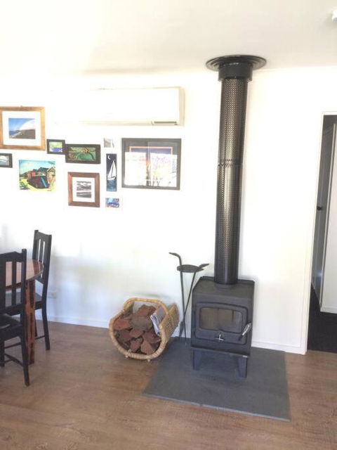 BLACK DUCK SHACK -Dog Friendly -Red Rocks Beach - Foster Accommodation 4