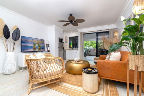 BOHO Bliss In The Best Position In Town, King Bed, 2 Pools, Free WIFI And Undercover Parking - Foster Accommodation 4
