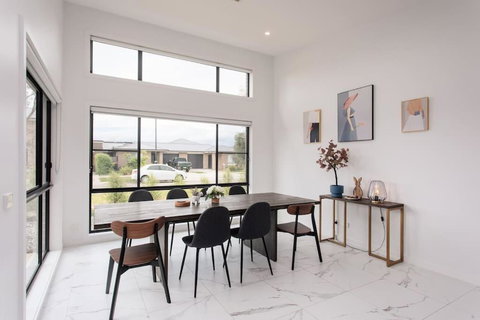 Bright And Chic House At Throsby With 4 Bedrooms - Foster Accommodation 0