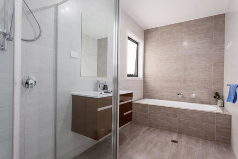 Bright And Chic House At Throsby With 4 Bedrooms - Foster Accommodation 1