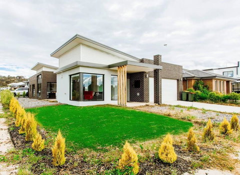 Bright And Chic House At Throsby With 4 Bedrooms - Foster Accommodation 3