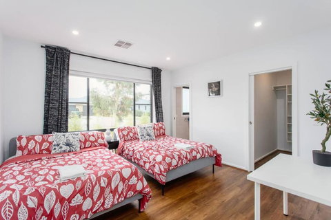 Bright And Chic House At Throsby With 4 Bedrooms - Foster Accommodation 4