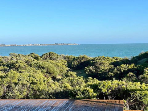 C4 Miles Beach Shack - Foster Accommodation 1