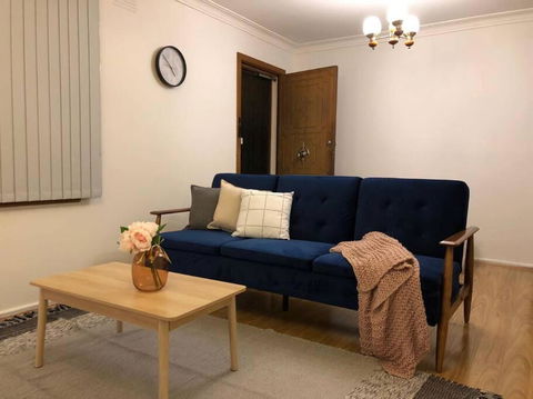 CAMPBELLTOWN HOLIDAY HOME 3 BED + FREE PARKING NCA039 - Foster Accommodation 3