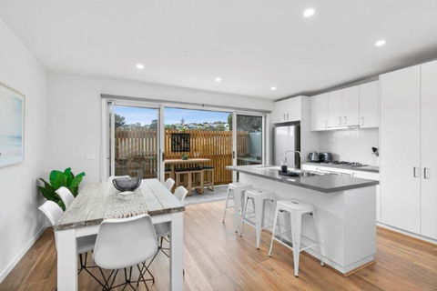 CASA EMEC- PETS WELCOME Luxury, Aircon, Walk To The Shops And Beach! Outdoor Shower And Garage Parking - Foster Accommodation 0
