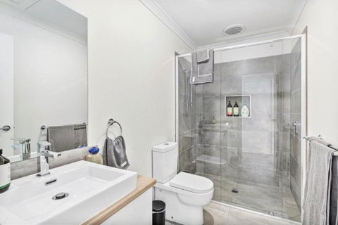 CASA EMEC- PETS WELCOME Luxury, Aircon, Walk To The Shops And Beach! Outdoor Shower And Garage Parking - Foster Accommodation 4