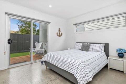 CASA EMEC- PETS WELCOME Luxury, Aircon, Walk To The Shops And Beach! Outdoor Shower And Garage Parking - Foster Accommodation 3