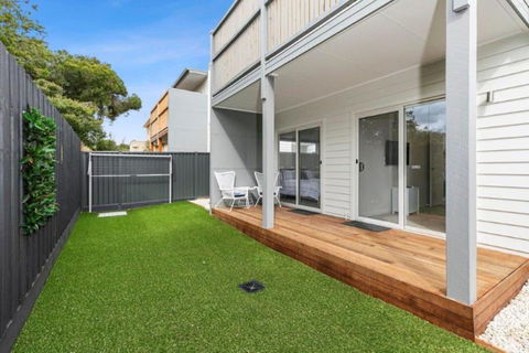 CASA EMEC- PETS WELCOME Luxury, Aircon, Walk To The Shops And Beach! Outdoor Shower And Garage Parking - Foster Accommodation 1