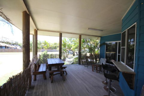 CASTAWAY BEACH HOUSE- NO Parties - NO Pets - Foster Accommodation 3