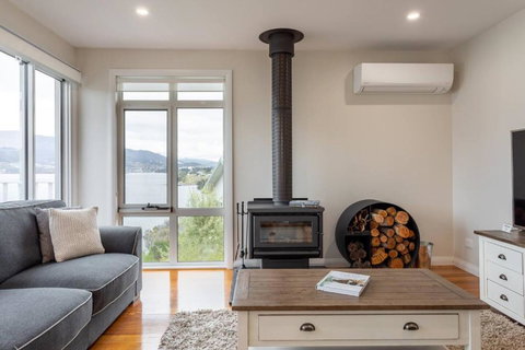 Derwent River Cottage - Tranquil Waterfront Living - Foster Accommodation 3