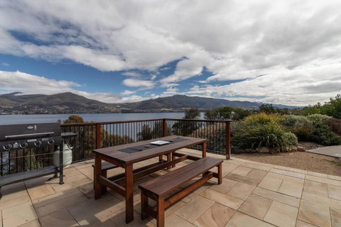 Derwent River Cottage - Tranquil Waterfront Living - Foster Accommodation 2
