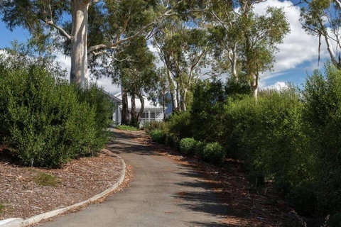 Derwent River Cottage - Tranquil Waterfront Living - Foster Accommodation 1