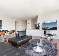 3-Bed Apartment with Parking Near Parks and Dining - Foster Accommodation