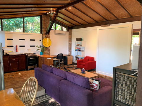 305 Montville - The Artist's Cottage - Foster Accommodation 1