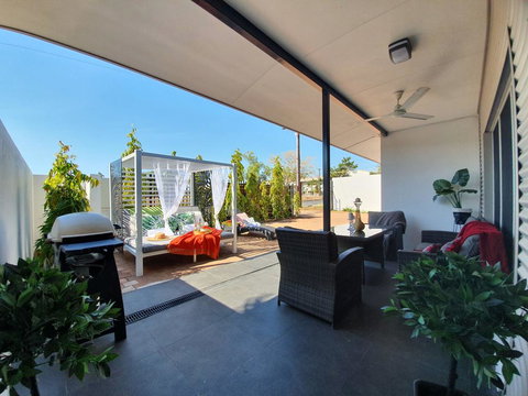 4 BEDROOM GARDENS ESCAPE - CHAMPAGNE STAYS Darwin - Foster Accommodation 3