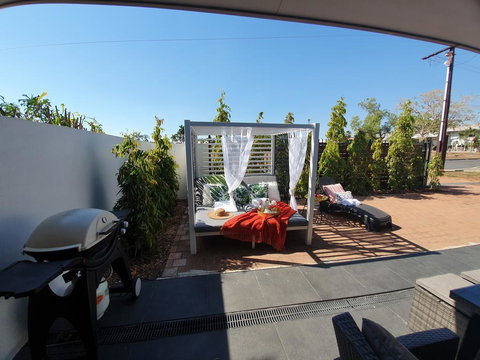 4 BEDROOM GARDENS ESCAPE - CHAMPAGNE STAYS Darwin - Foster Accommodation 2