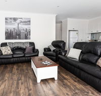 4 Bedroom Inner City Townhouse - SLEEPS 9  - Foster Accommodation