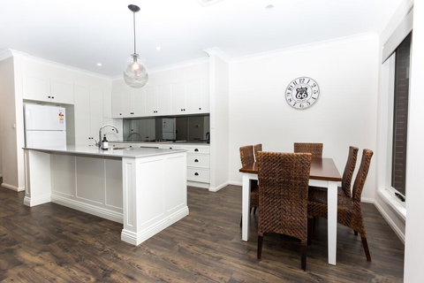 4 Bedroom Inner City Townhouse - SLEEPS 9 !! - Foster Accommodation 3