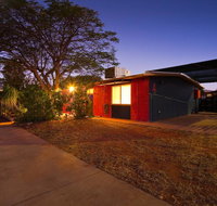 4 Page Street - Colourful and Shady 3-Bedroom Home - Foster Accommodation