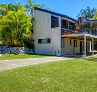 40 Rumbalara Avenue - Rainbow Beach Entertain on the spacious verandah overlooking beautiful Rainbow Beach - Foster Accommodation