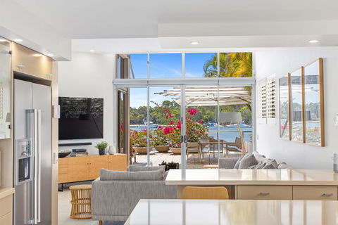 42 Noosa Parade - Foster Accommodation 2
