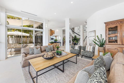 42 Noosa Parade - Foster Accommodation 1