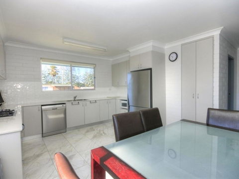 45A Wharf - Upstairs - Foster Accommodation 0