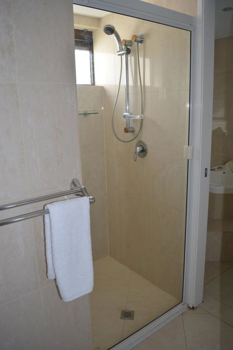 5,  Apartment On The Esplanade - Foster Accommodation 2