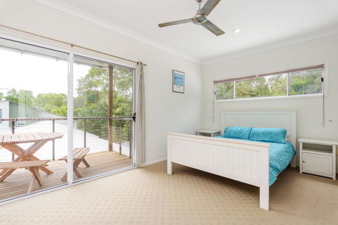 6 Ibis Court - Modern Tropical Family Home With Inground Swimming Pool & Outdoor Entertaining Area - Foster Accommodation 3
