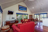 6 Ilmenite Avenue - Coastal beach shack within walking distance to patrolled beach and CBD